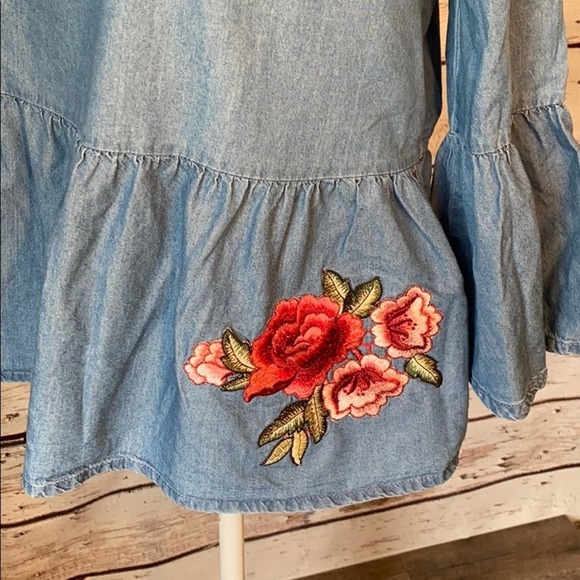 a.n.a Jean Off Shoulder Floral Embroidered Top L - Picture 3 of 11